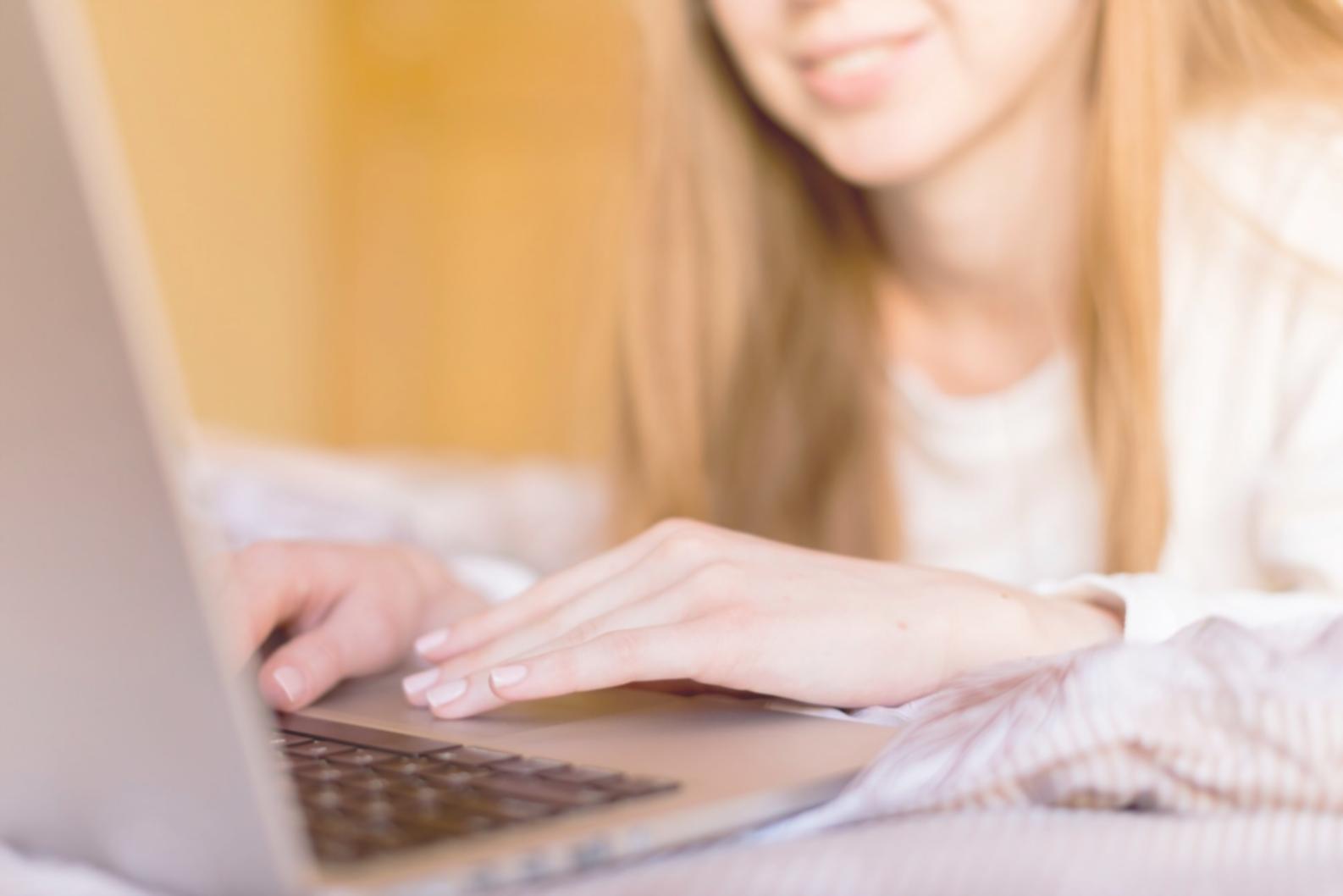 Arbeitsumgebung bei panerilova mit fokussiertem Team bei der Finanzanalyse