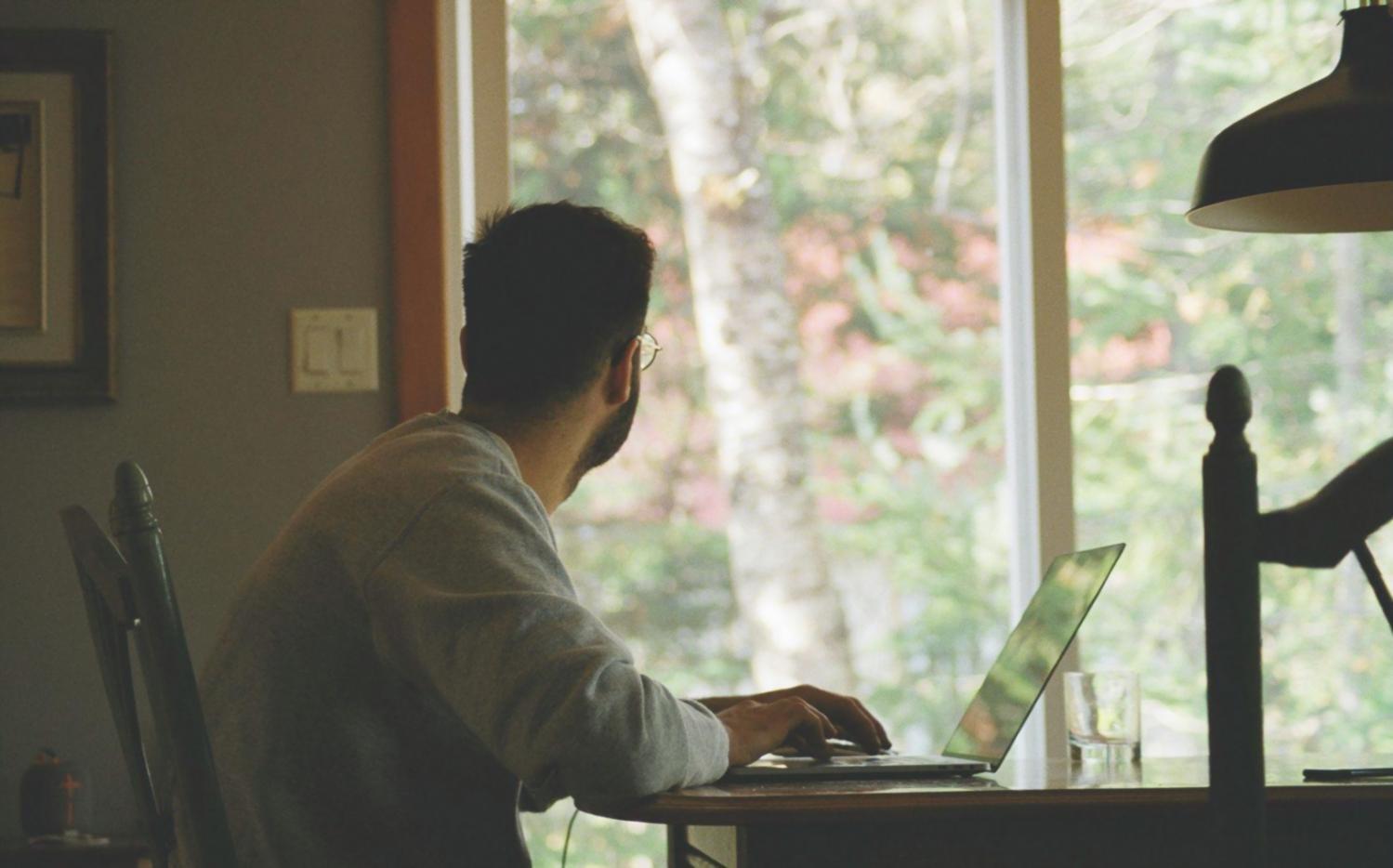 Moderne Büroumgebung mit Arbeitsplätzen